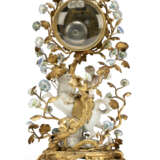 A LOUIS XV MEISSEN AND FRENCH PORCELAIN AND ORMOLU MANTEL CLOCK - photo 3