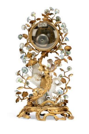 A LOUIS XV MEISSEN AND FRENCH PORCELAIN AND ORMOLU MANTEL CLOCK - Foto 3