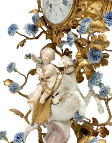 A LOUIS XV MEISSEN AND FRENCH PORCELAIN AND ORMOLU MANTEL CLOCK - фото 4