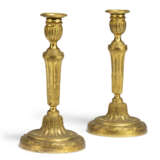 A PAIR OF LOUIS XVI ORMOLU CANDLESTICKS - Foto 1