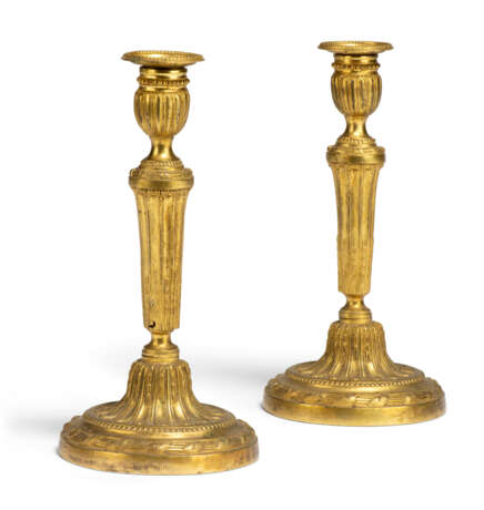 A PAIR OF LOUIS XVI ORMOLU CANDLESTICKS - Foto 1