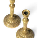 A PAIR OF LOUIS XVI ORMOLU CANDLESTICKS - фото 2