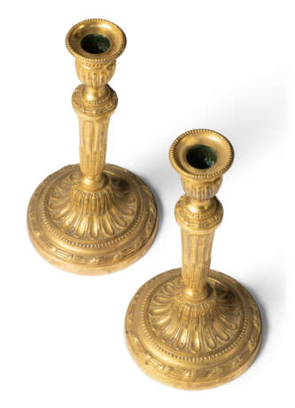 A PAIR OF LOUIS XVI ORMOLU CANDLESTICKS - фото 2