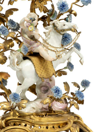 A LOUIS XV MEISSEN AND FRENCH PORCELAIN AND ORMOLU MANTEL CLOCK - Foto 6