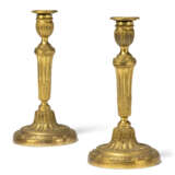 A PAIR OF LOUIS XVI ORMOLU CANDLESTICKS - фото 4