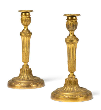 A PAIR OF LOUIS XVI ORMOLU CANDLESTICKS - photo 4