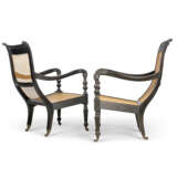 A PAIR OF ANGLO-INDIAN EBONY AND CANED ARMCHAIRS - Foto 2