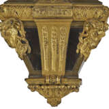 A LOUIS XIV ORMOLU-MOUNTED, BRASS-INLAID TORTOISESHELL AND BOULLE MARQUETRY STRIKING `CARTEL D`ALCOVE` - Foto 4