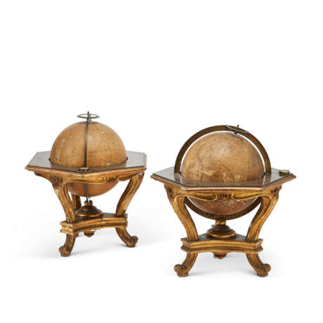 A PAIR OF LOUIS XV TERRESTRIAL AND CELESTIAL GILTWOOD TABLE GLOBES - Foto 2