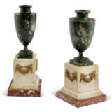 A PAIR OF ITALIAN ORMOLU-MOUNTED VERDE ANTICO AND WHITE MARBLE VASES - Foto 1