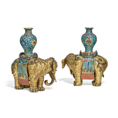 A MAGNIFICENT PAIR OF CLOISONNE AND CHAMPLEVE ENAMEL `ELEPHANT AND VASE` GROUPS - фото 5