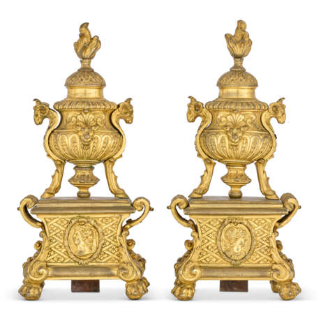 A PAIR OF LOUIS XIV ORMOLU CHENETS - фото 2