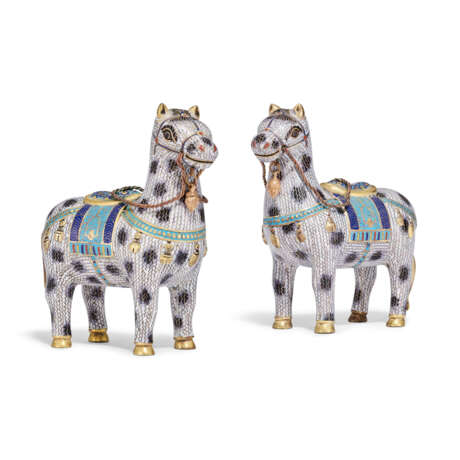 A SMALL PAIR OF CLOISONNE ENAMEL HORSES - Foto 1