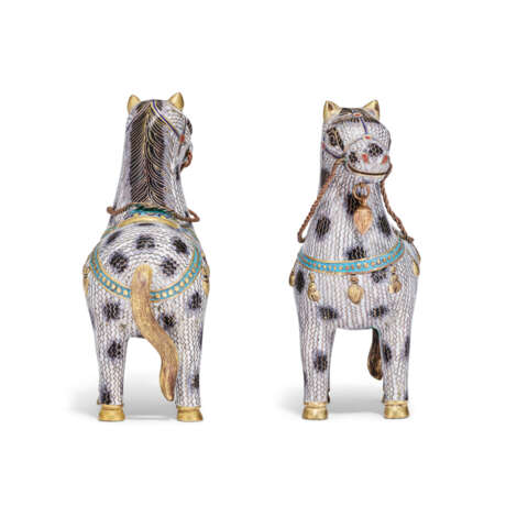 A SMALL PAIR OF CLOISONNE ENAMEL HORSES - photo 2