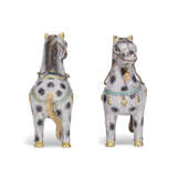 A SMALL PAIR OF CLOISONNE ENAMEL HORSES - фото 2