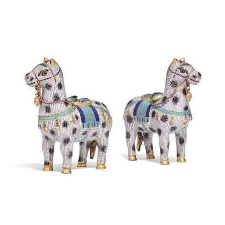 A SMALL PAIR OF CLOISONNE ENAMEL HORSES - фото 3