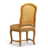 A SUITE OF TWELVE LOUIS-XV STYLE BEECH DINING-CHAIRS - Foto 2