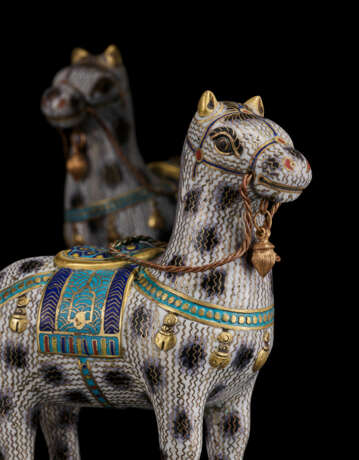 A SMALL PAIR OF CLOISONNE ENAMEL HORSES - фото 5