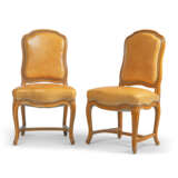 A SUITE OF TWELVE LOUIS-XV STYLE BEECH DINING-CHAIRS - Foto 4