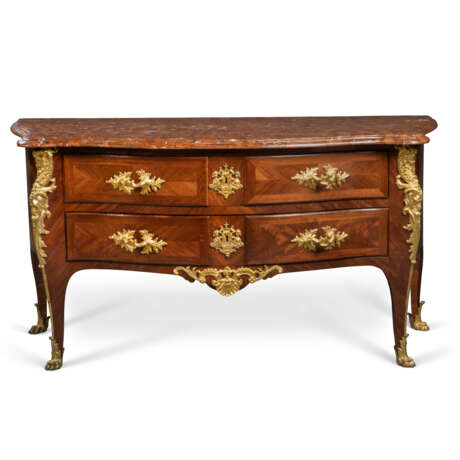 A LOUIS XV ORMOLU-MOUNTED AMARANTH COMMODE - фото 1