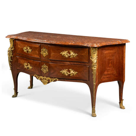 A LOUIS XV ORMOLU-MOUNTED AMARANTH COMMODE - Foto 2