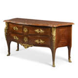 A LOUIS XV ORMOLU-MOUNTED AMARANTH COMMODE - фото 2