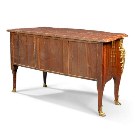 A LOUIS XV ORMOLU-MOUNTED AMARANTH COMMODE - фото 3