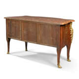 A LOUIS XV ORMOLU-MOUNTED AMARANTH COMMODE - Foto 3