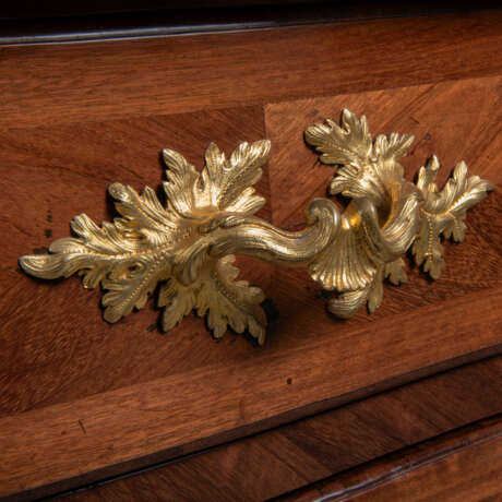 A LOUIS XV ORMOLU-MOUNTED AMARANTH COMMODE - фото 5