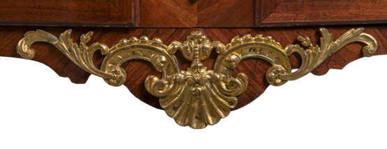 A LOUIS XV ORMOLU-MOUNTED AMARANTH COMMODE - фото 8