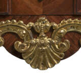 A LOUIS XV ORMOLU-MOUNTED AMARANTH COMMODE - фото 8