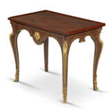 A REGENCE ORMOLU-MOUNTED AND BRASS-INLAID AMARANTH TABLE A ECRIRE - Foto 1