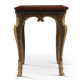 A REGENCE ORMOLU-MOUNTED AND BRASS-INLAID AMARANTH TABLE A ECRIRE - Foto 2