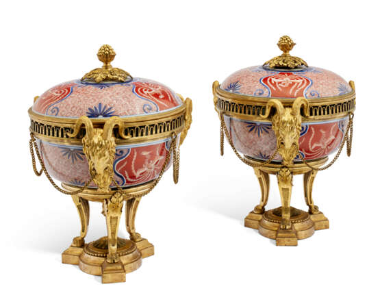 A PAIR OF LOUIS XVI ORMOLU-MOUNTED JAPANESE IMARI PORCELAIN BRULE-PARFUMS - фото 2