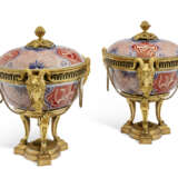 A PAIR OF LOUIS XVI ORMOLU-MOUNTED JAPANESE IMARI PORCELAIN BRULE-PARFUMS - фото 2