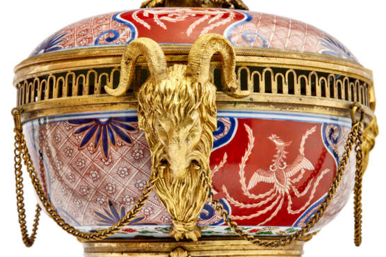 A PAIR OF LOUIS XVI ORMOLU-MOUNTED JAPANESE IMARI PORCELAIN BRULE-PARFUMS - фото 3