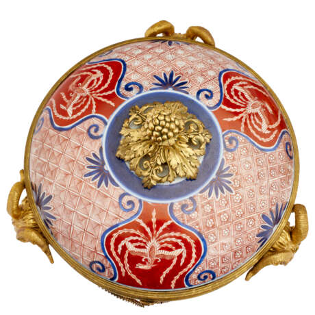 A PAIR OF LOUIS XVI ORMOLU-MOUNTED JAPANESE IMARI PORCELAIN BRULE-PARFUMS - photo 4