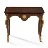 A REGENCE ORMOLU-MOUNTED AND BRASS-INLAID AMARANTH TABLE A ECRIRE - Foto 7