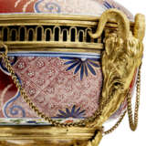 A PAIR OF LOUIS XVI ORMOLU-MOUNTED JAPANESE IMARI PORCELAIN BRULE-PARFUMS - фото 5