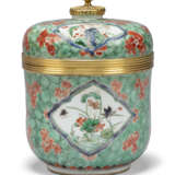 A REGENCE-STYLE ORMOLU-MOUNTED CHINESE FAMILLE VERTE PORCELAIN JAR AND COVER - фото 1