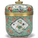 A REGENCE-STYLE ORMOLU-MOUNTED CHINESE FAMILLE VERTE PORCELAIN JAR AND COVER - Foto 1