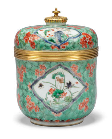 A REGENCE-STYLE ORMOLU-MOUNTED CHINESE FAMILLE VERTE PORCELAIN JAR AND COVER - фото 1