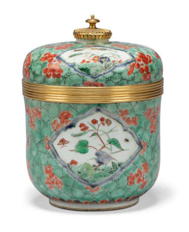 A REGENCE-STYLE ORMOLU-MOUNTED CHINESE FAMILLE VERTE PORCELAIN JAR AND COVER - фото 2