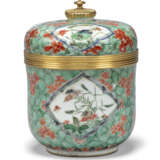 A REGENCE-STYLE ORMOLU-MOUNTED CHINESE FAMILLE VERTE PORCELAIN JAR AND COVER - фото 3