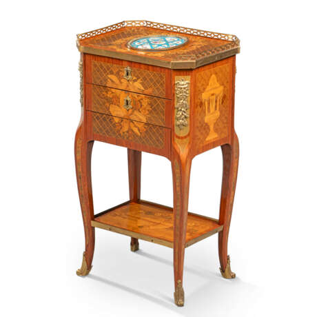 A LOUIS XVI ORMOLU-MOUNTED TULIPWOOD AND FRUITWOOD MARQUETRY WORK TABLE A OUVRAGE - Foto 1