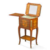 A LOUIS XVI ORMOLU-MOUNTED TULIPWOOD AND FRUITWOOD MARQUETRY WORK TABLE A OUVRAGE - Foto 2