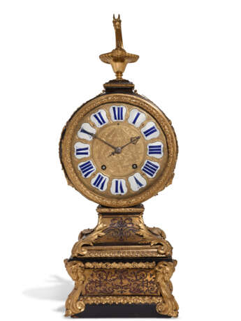 A LOUIS XIV ORMOLU-MOUNTED BRASS AND TORTOISESHELL-INLAID `BOULLE` MARQUETRY AND EBONY CLOCK - фото 1