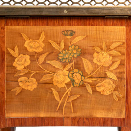 A LOUIS XVI ORMOLU-MOUNTED TULIPWOOD AND FRUITWOOD MARQUETRY WORK TABLE A OUVRAGE - Foto 7