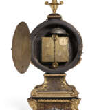 A LOUIS XIV ORMOLU-MOUNTED BRASS AND TORTOISESHELL-INLAID `BOULLE` MARQUETRY AND EBONY CLOCK - photo 4