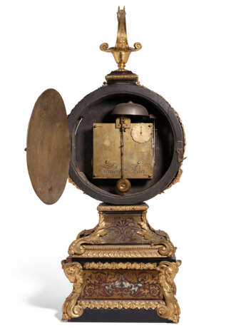 A LOUIS XIV ORMOLU-MOUNTED BRASS AND TORTOISESHELL-INLAID `BOULLE` MARQUETRY AND EBONY CLOCK - фото 4